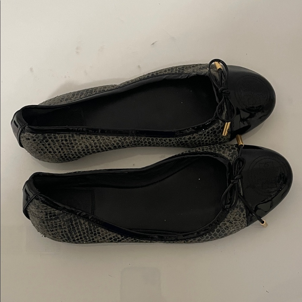 Tory Burch Black and Textured Gray Loafers with Bow - Picture 10 of 10